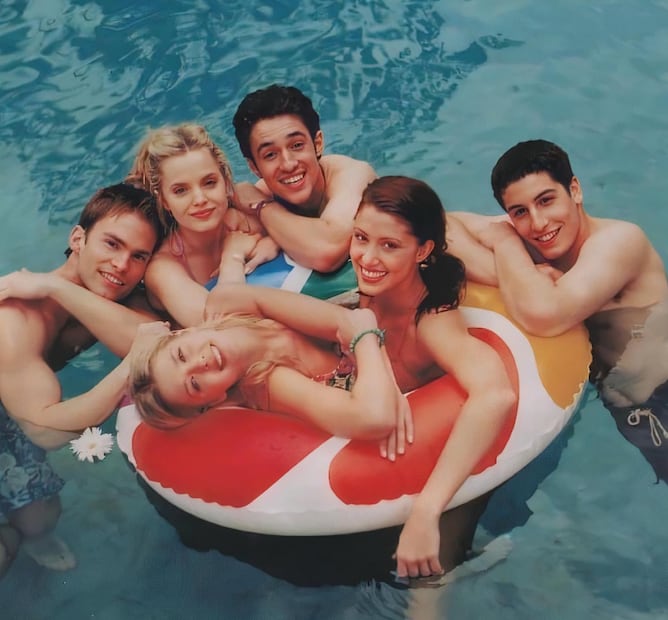 En "American Pie": Shannon Elizabeth, Mena Suvari, Jason Biggs, Thomas Ian Nicholas, Tara Reid y Seann William Scott.