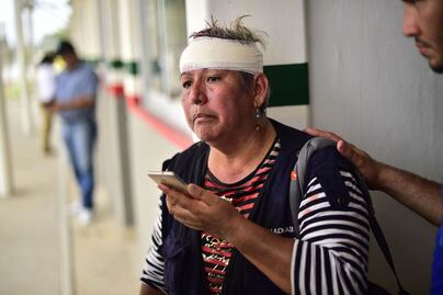 Caos y violencia en cruce de migrantes a México: reportera de EL UNIVERSAL y dos policías, heridos