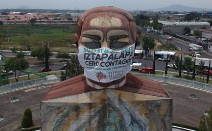 Ponen enorme cubrebocas a la Cabeza de Juárez ante contagios en Iztapalapa