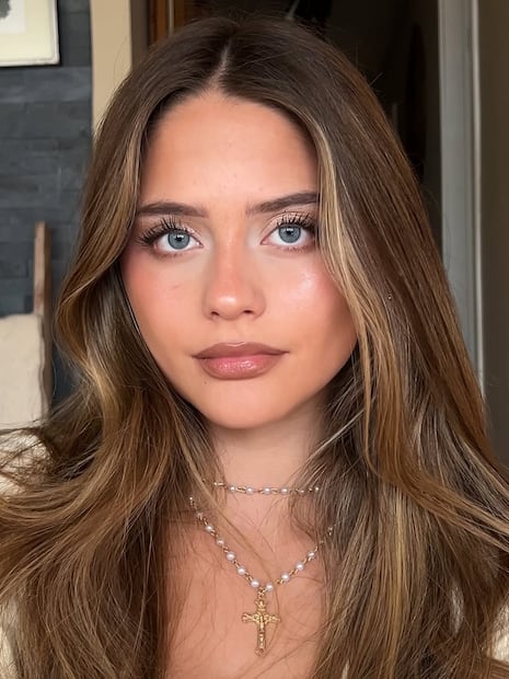 Maquillaje con delineado café. Foto: Instagram @consubecerra