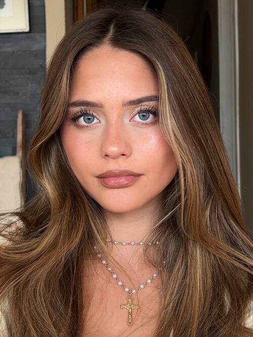 Maquillaje con delineado café. Foto: Instagram @consubecerra