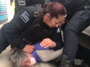 Policías someten a mujer de la tercera edad por no presentar licencia en Pachuca