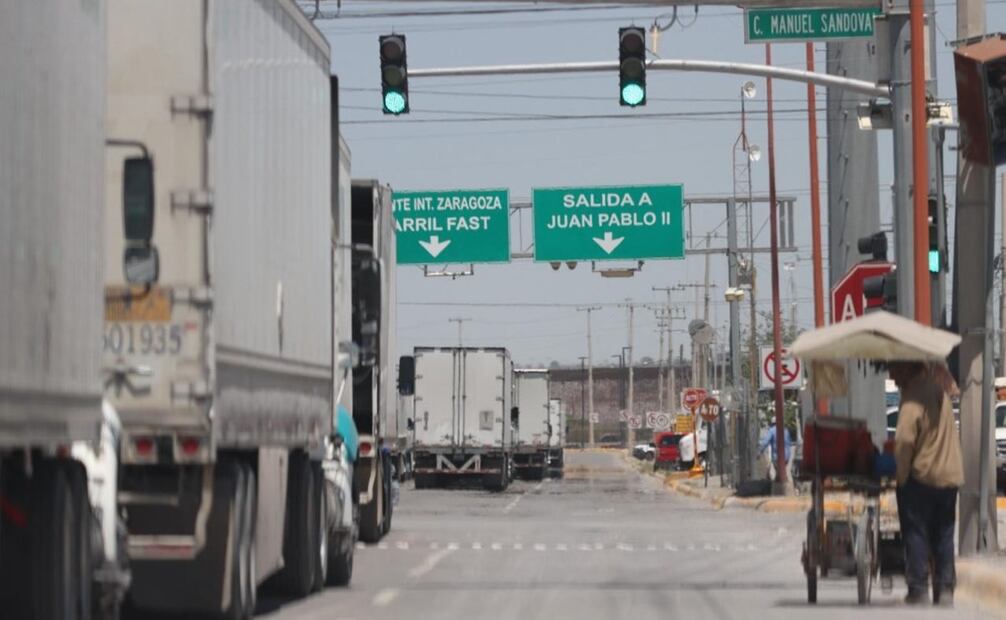 El sábado comenzaron a verse afectados algunos de los choferes que ese día debían pasar mercancías de Ciudad Juárez hacia El Paso, Texas. Foto: Paola Gamboa - EL UNIVERSAL