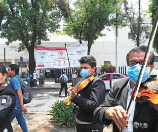 Mariachis alegran a pacientes con Covid-19
