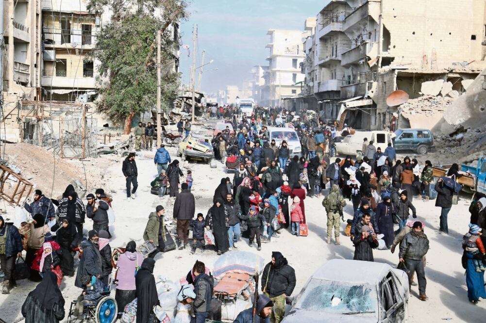 Combatientes rebeldes esperan ser evacuados desde la ciudad siria de Aleppo (ARCHIVO EL UNIVERSAL)