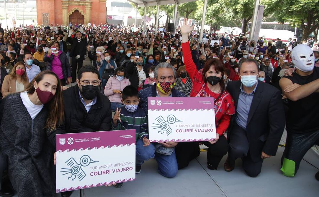 Durante el evento, la titular de Turismo local, Paola Félix Díaz, entregó la primera credencial simbólica, las cuales se repartirán y garantizarán que las personas formen parte del programa que será gratuito. Foto: Carlos Mejía/ EL UNIVERSAL.