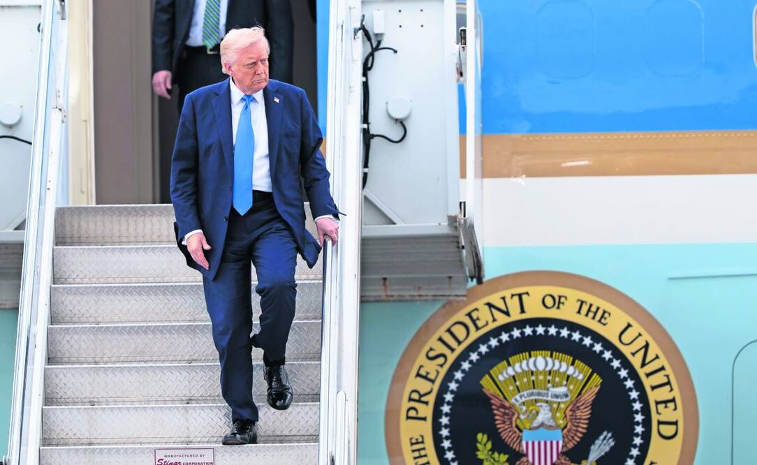El presidente Donald Trump llega en el Air Force One al Aeropuerto Internacional de Palm Beach, el 28 de marzo de 2025, en West Palm Beach, Florida. Foto: AP