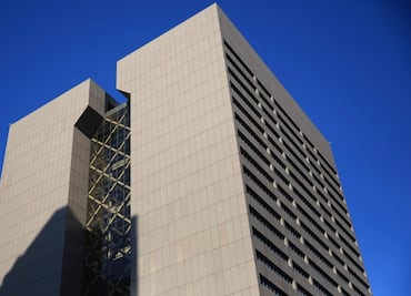 Juez de EU declara culpable a policía que "disparó por error" a Daunte Wright