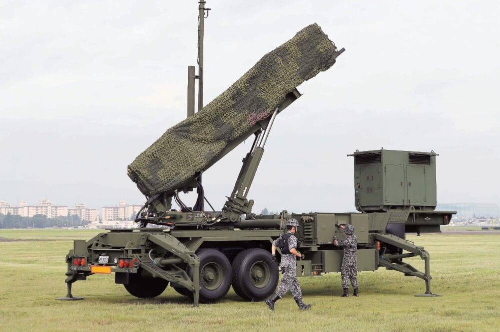 La Fuerza Japonesa de Autodefensa Aérea muestra el funcionamiento de su batería para interceptar misiles en las afueras de Tokio (EUGENE HOSHIKO. AP)