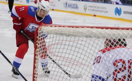 Putin la rompe jugando hockey en partido de estrellas