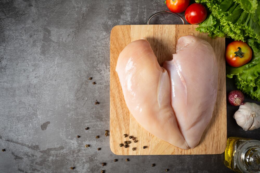 ¿Cómo comprar y conservar el pollo de forma segura en casa? . Foto: Freepik