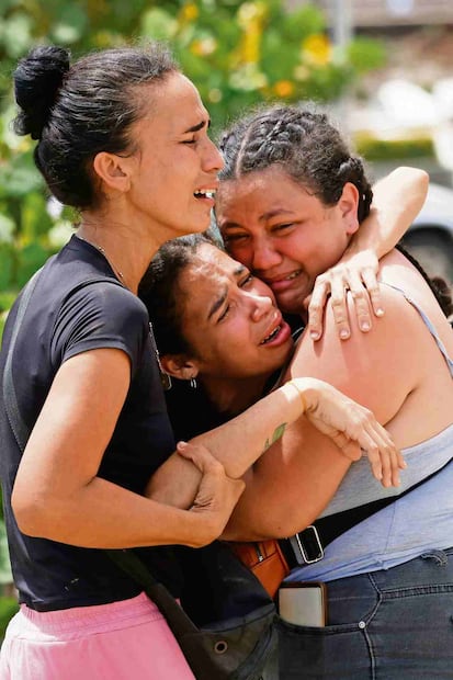 Vecinas consuelan a Gabriela Rojas (centro), cuyos 2 hijos fallecieron. Foto: Pedro Mattey / AP