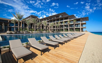 Estrenan hotel que tiene romance con las olas