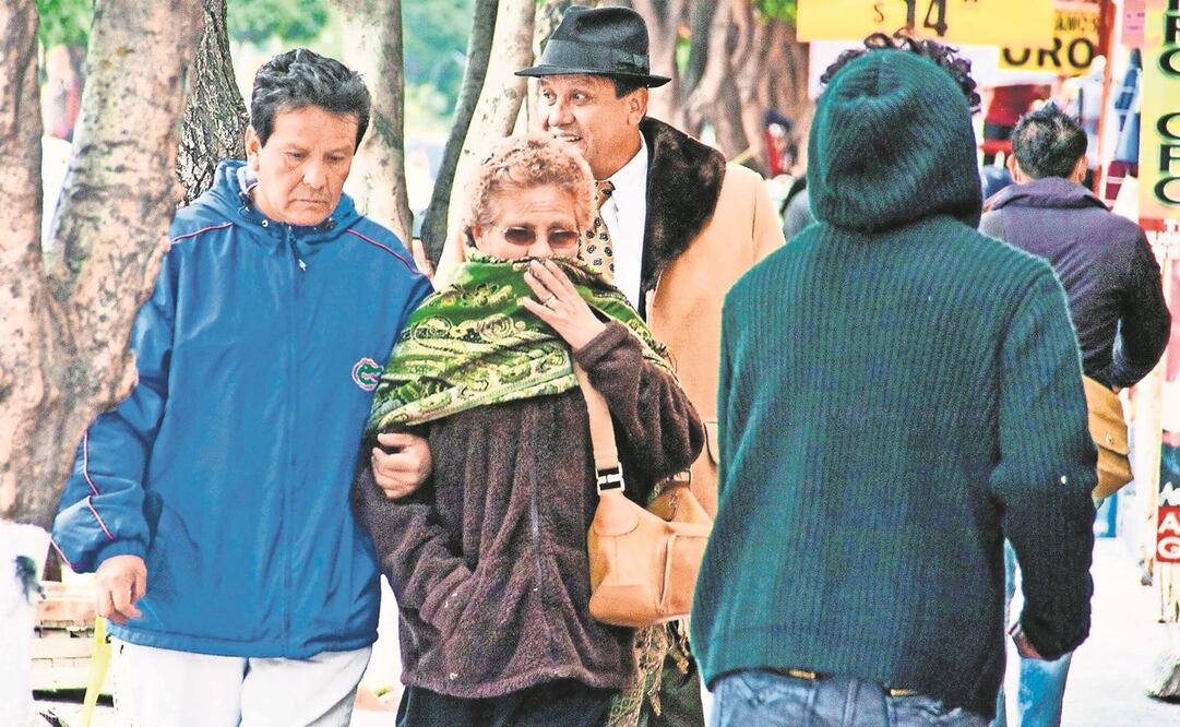 Adultos mayores y niños deben abrigarse y acudir por su dosis contra la influenza, recomendaron autoridades de Salud. Foto: Archivo / EL UNIVERSAL