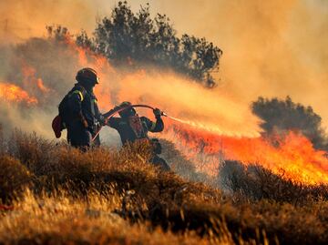 FOTOS: Incendios forestales en Grecia obligan a evacuar a miles de residentes y turistas