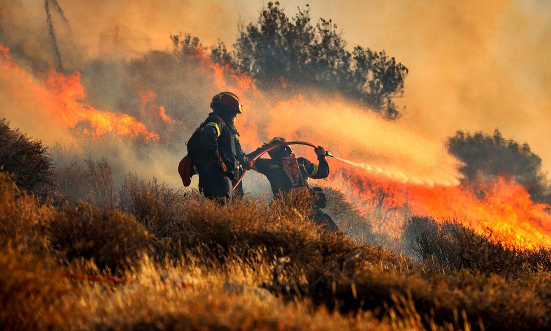 Bomberos combaten un incendio forestal en Grecia. Foto: AFP