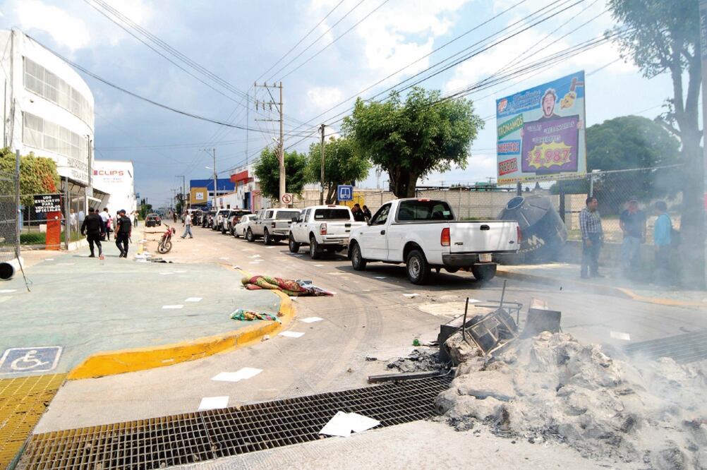 Tras la detención de Santiago Calvo, sus compañeros de la OPIEZ causaron destrozos en la Fiscalía de Distrito Fronterizo Sierra, en Comitán, Chiapas (TOÑO AGUILAR. CUARTOSCURO)
