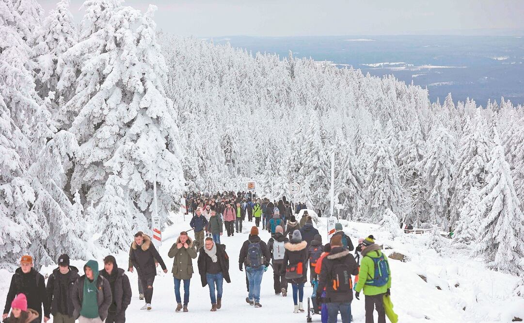 La gente pasea en la cima de Brocken, el punto más alto de la montaña Harz. El mundo inicia año con restricciones en la movilidad para evitar repuntes. Foto: Ronny Hartmann. AFP