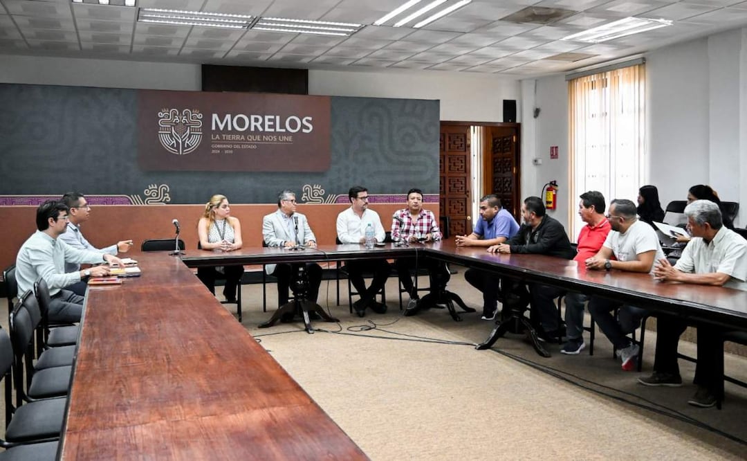 Subsecretario de Gobierno, Miguel Ángel Peláez Gerardo, y el coordinador estatal de Movilidad y Transporte, Jorge Barrera Toledo alcanzan acuerdos con taxistas de Morelos (03/06/2025). Foto: Especial
