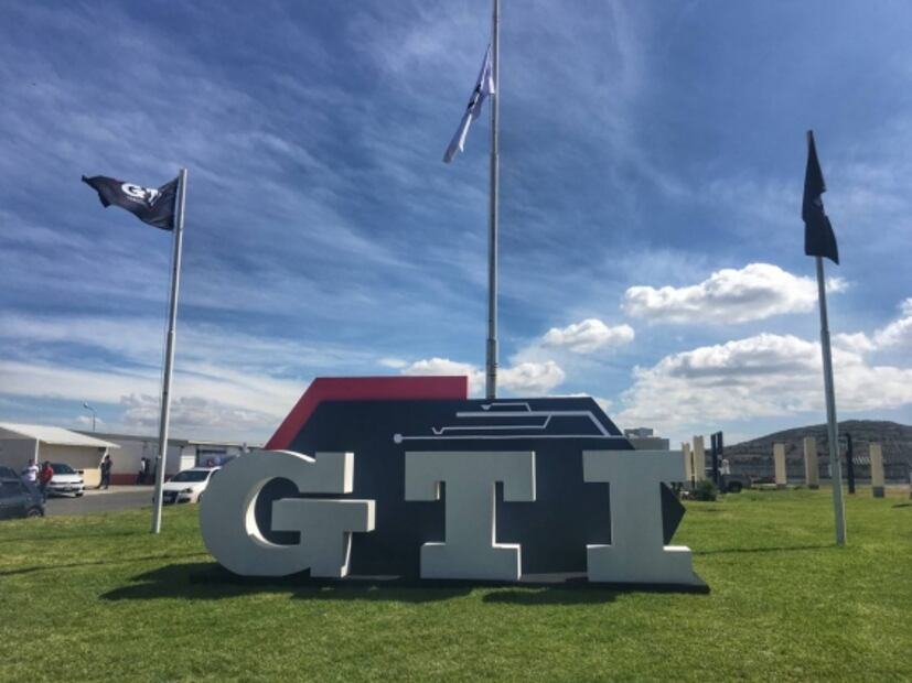 Un día en la pista con muchos Golf GTI