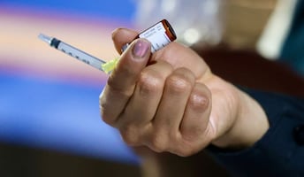 ¿Estás tomando antibióticos?; esto dice Salud sobre la vacuna contra el sarampión