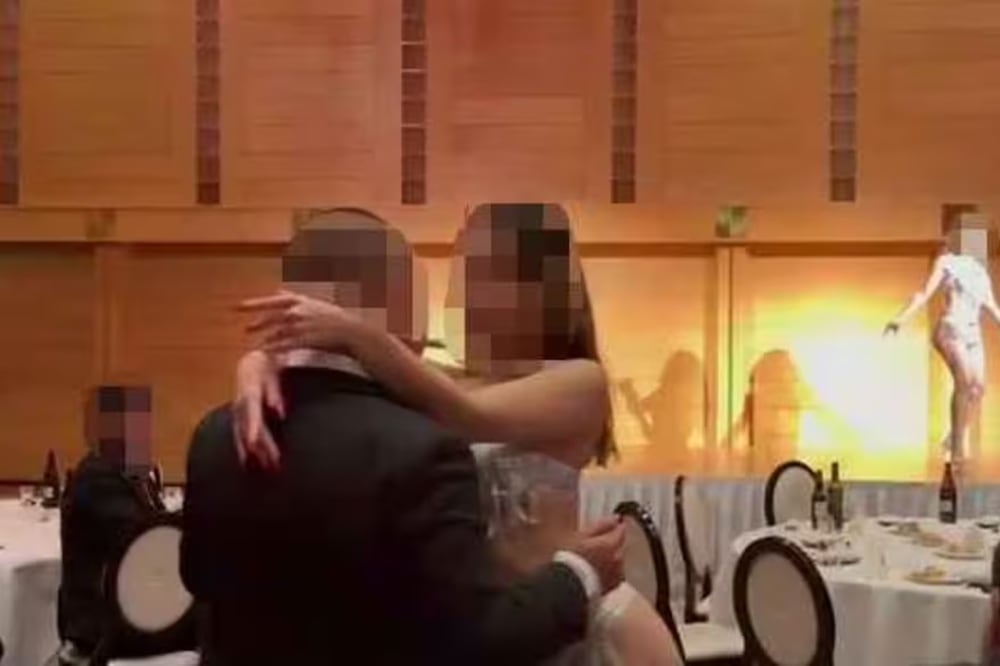 Una bailarina se acerca a un hombre en un evento organizado por la Federación Prefectural de Wakayama del Partido Liberal Democrático. Foto: especial