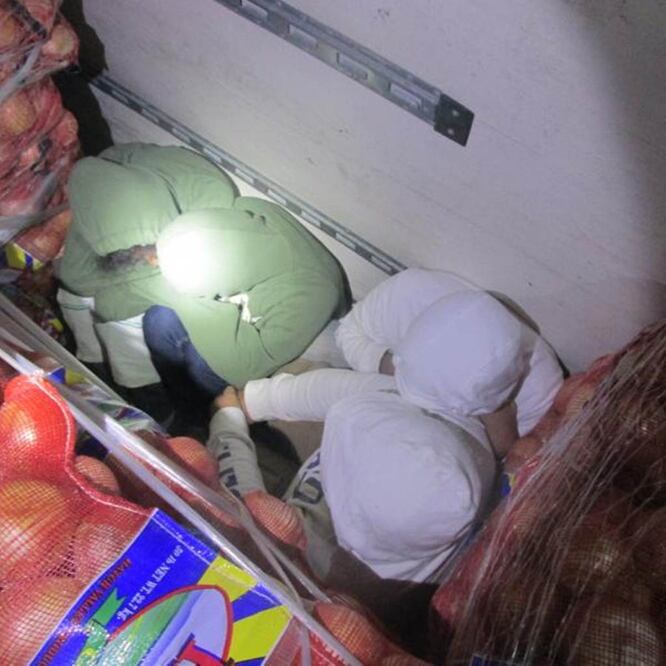 El hallazgo ocurrió cuando los agentes que realizaban una inspección de rutina al camión fueron alertados de la presencia de los inmigrantes por un perro especializado en olfatear contrabando  Foto: Customs and Border Protection