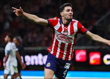 El 'Pollo' Briseño se despide de Chivas con emotivo mensaje; asegura que es "la institución que ama"