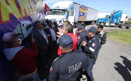 Por extorsiones de policías, asaltos y homicidios, camioneros bloquean autopista Toluca-Atlacomulco