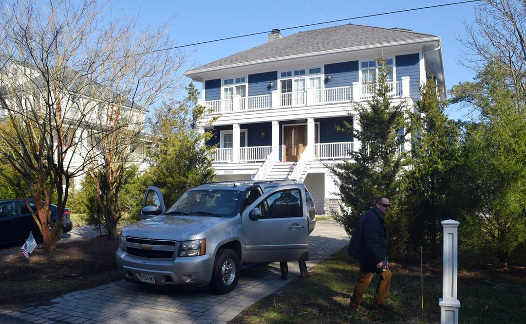 Los agentes del Servicio Secreto de EE. UU. se ven frente a la casa de Joe Biden en Rehoboth Beach. Foto: AP