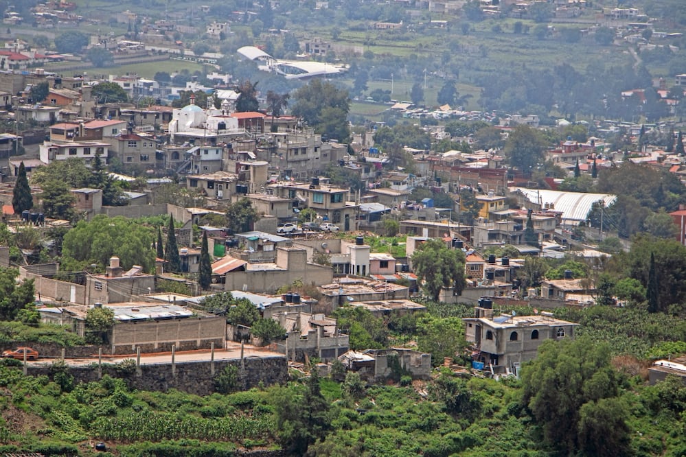 En diversas zonas de la alcaldía Milpa Alta, las cifras se vuelven una realidad; ahí las viviendas precarias con techos de lámina forman la mayor parte del paisaje. Foto: Gabriela Pano