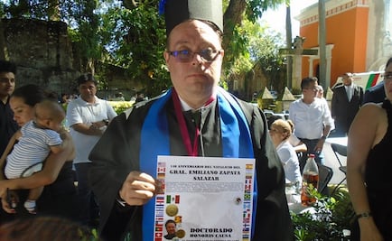Dan primer doctorado honoris causa a escritor mexicano con Síndrome de Down