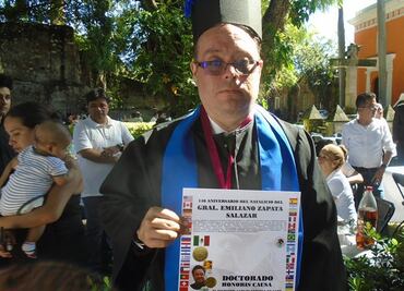 Dan primer doctorado honoris causa a escritor mexicano con Síndrome de Down