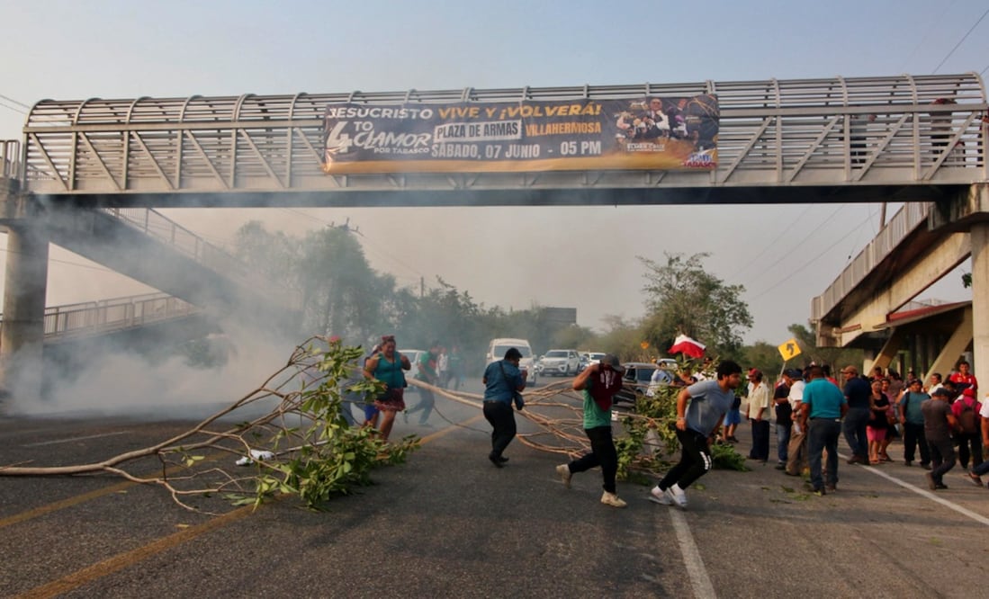 Elemento antimotines de la SSPC Tabasco arremetieron contra indígenas de Tamulté de la Sabana, tras bloquear una carretera en reclamo por fallas en el suministro de la energía eléctrica y el agua potable, el 29 de mayo de 2025. Foto: Luma López/EL UNIVERSAL