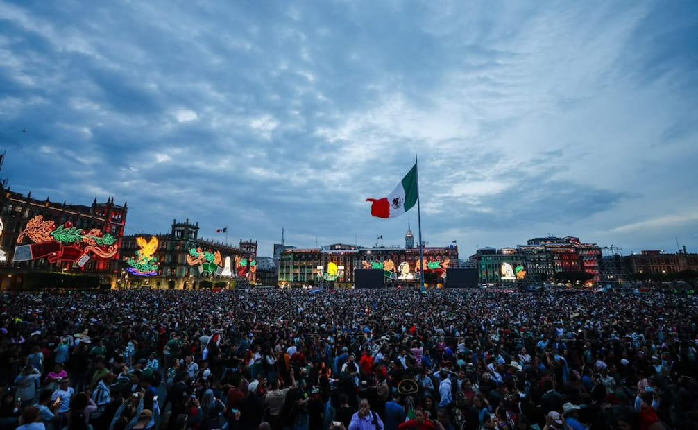 Encendido del alumbrado patrio colocado en el Zócalo de Ciudad de México, el 15 de septiembre de 2026. Foto: Diego Simón Sánchez / EL UNIVERSAL