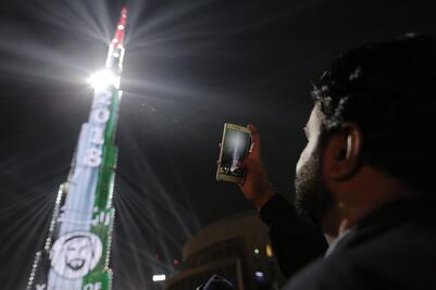 Dubái recibe el año con espectáculo de luces en Burj Khalifa