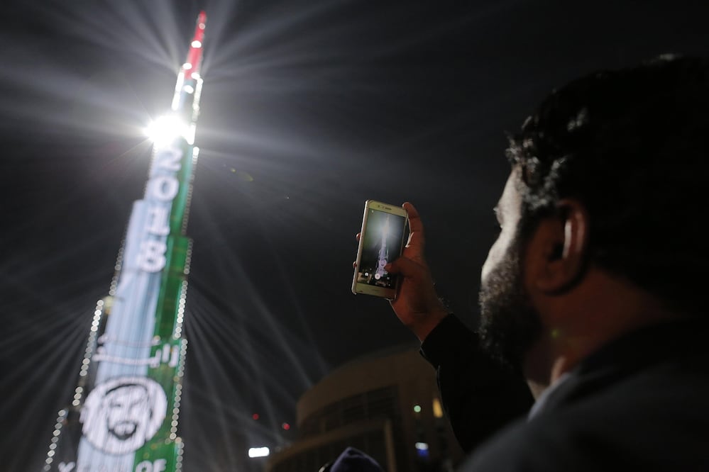 Personas recibiendo el año en las afueras del edificio más alto del mundo. (FOTO: EFE/EPA/Mahmoud Khaled)