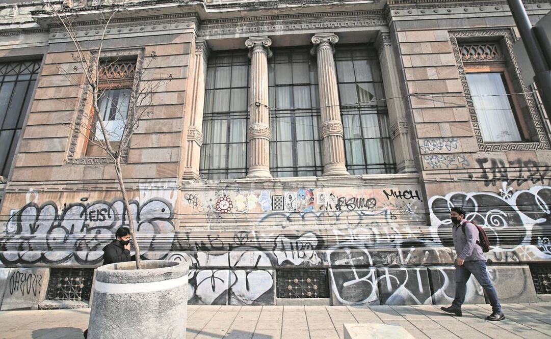 Los costados de la construcción están vandalizados y dañados principalmente por aerosoles. A la derecha, uno de los accesos aún tiene el letrero de la Comisión Nacional de Irrigación (1926-1946), que precedió a la Comisión Nacional del Agua. 