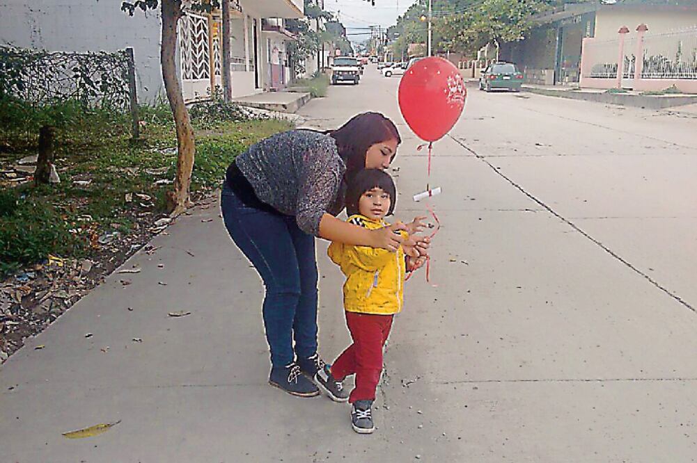 El 6 de enero, Icker, ayudado por su mamá, Damara Pérez, escribió una carta a los Reyes Magos para pedirles facilitar la adquisición del aceite de cannabis (ARCHIVO EL UNIVERSAL)