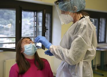 UE recomienda pedir prueba PCR negativa y aislamiento a viajeros internacionales