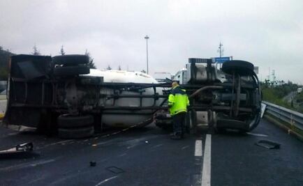 Volcadura complica tránsito en La Chamapa-Lechería