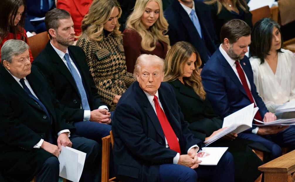 El presidente Donald Trump; la primera
dama, Melania; el vicepresidente JD Vance y la segunda dama, Usha Vance, en
un servicio religioso en la Catedral en
Washington 22 de enero. Foto: Will Oliver / EFE