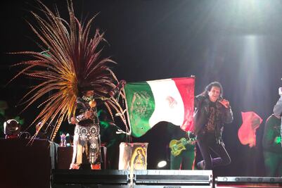 Recuerda Alex Lora a Charlie Monttana en autoconcierto de El Tri