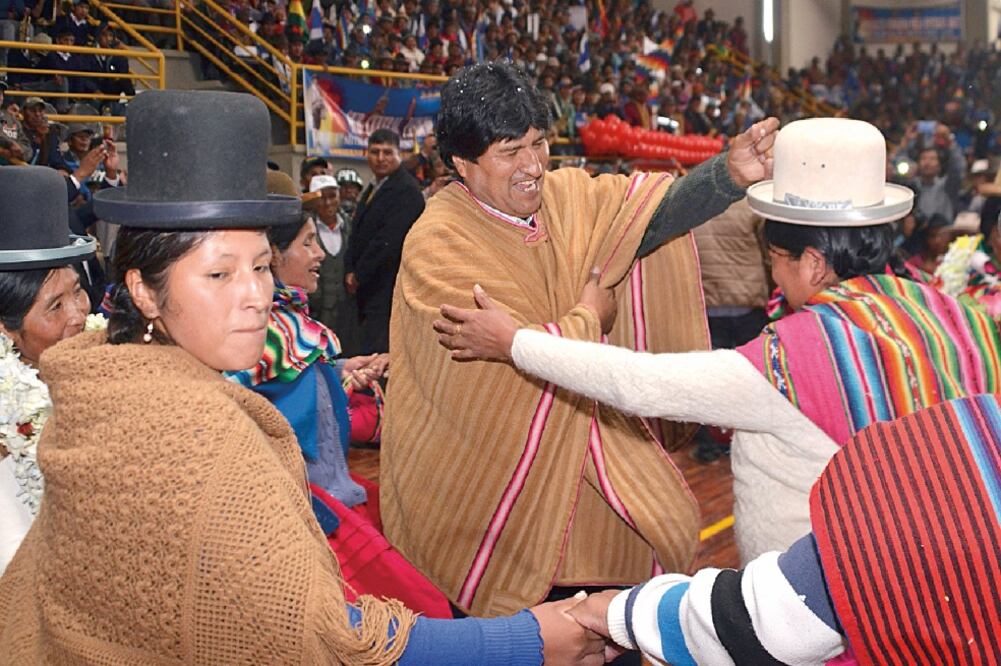 Evo Morales, mientras baila en un acto con indígenas, en el pueblo boliviano de Sica Sica. El mandatario les dijo que cree que aún puede ganar el referéndum (EFE)