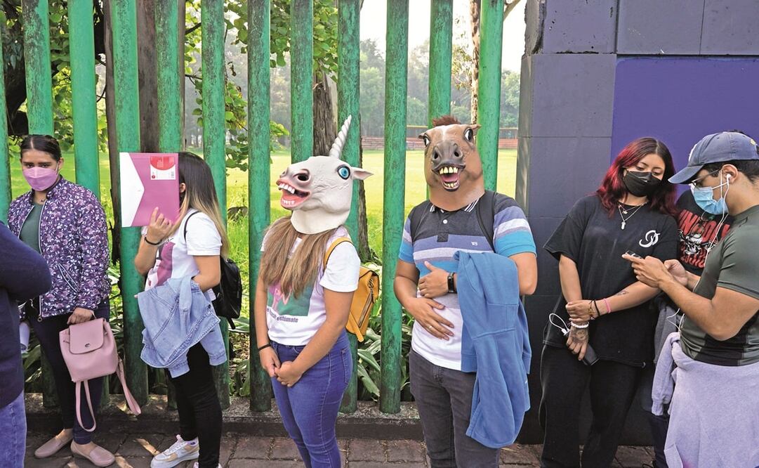 Los jóvenes esperan en la fila para ser vacunados con la dosis de Pfizer contra Covid-19 en la Ciudad de México. La encuesta de GDA y Tendencias Digitales revela un alto nivel de confianza en el biológico en suelo mexicano. Foto: Eduardo Verdugo. AP