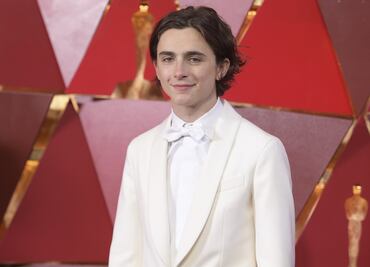 Timothée Chalamet aparece con look atrevido en el Festival de Venecia y desata la locura