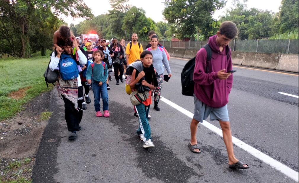 La caravana migrante “Éxodo de justicia” que salió el pasado miércoles de Tapachula, Chiapas, avanza por la carretera Costera y cuyo objetivo es llegar a la Ciudad de México en busca de papeles y trabajos bien remunerados, el 7 de agosto de 2025. Foto: María de Jesús Peters/EL UNIVERSAL