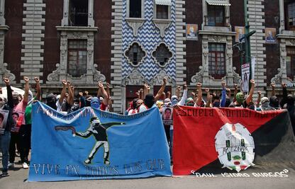 Fiscalía analiza 35 cuerpos: abogado de padres de los 43 normalistas 