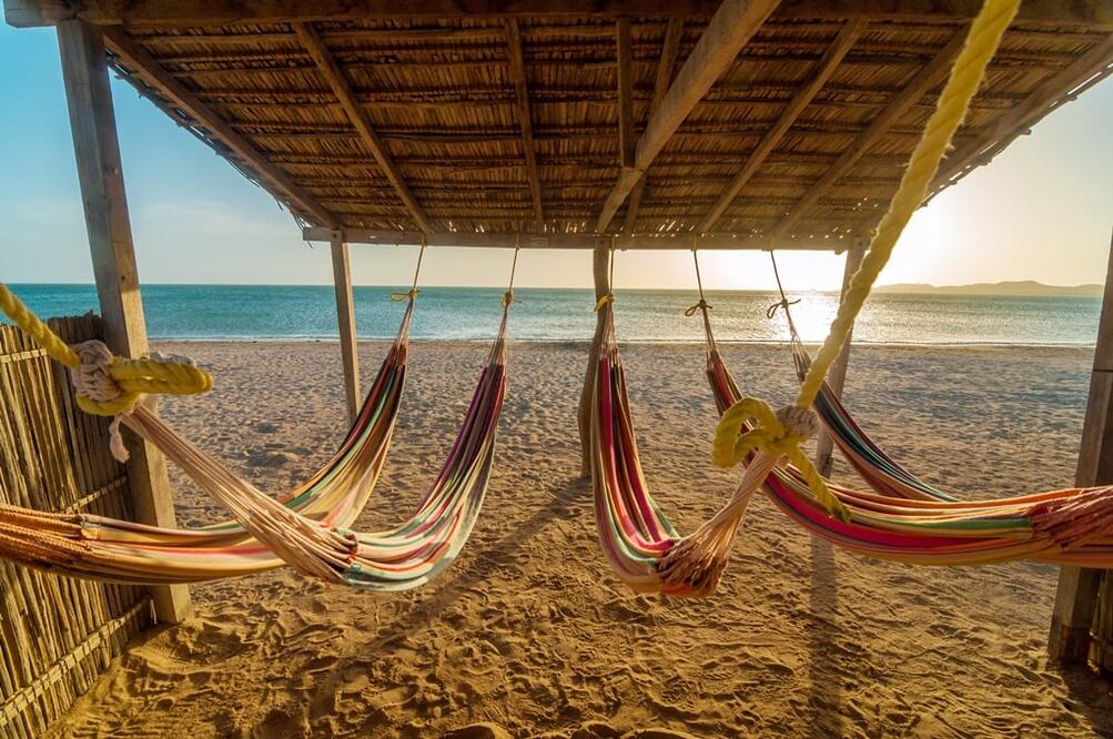 Unas cuantas enramadas con hamacas decoran el paisaje de la playa de Pie de la Cuesta. (Foto: iStock )