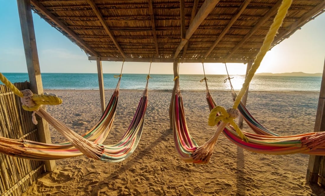 Unas cuantas enramadas con hamacas decoran el paisaje de la playa de Pie de la Cuesta. (Foto: iStock )